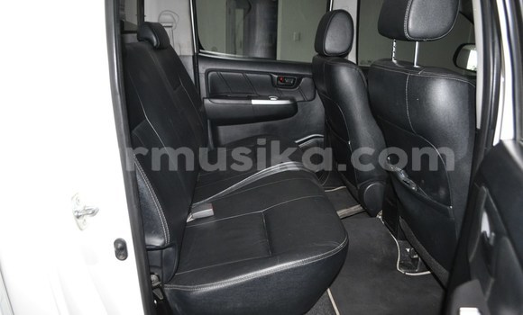 Buy Used Toyota Hilux White Car in Beitbridge in Matabeleland South Buy Used Toyota Hilux White Car in Beitbridge in Matabeleland South