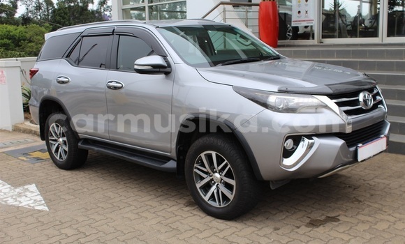 Acheter Occasion Voiture Toyota Fortuner Gris à Beitbridge, Matabeleland South