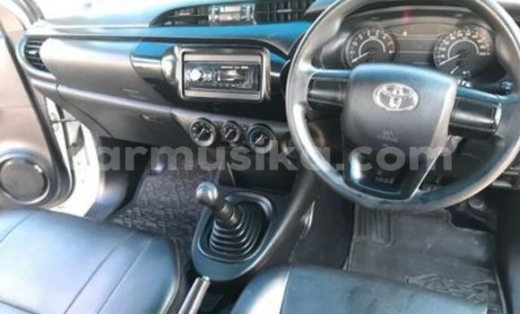 Buy Used Toyota Hilux White Car in Beitbridge in Matabeleland South Buy Used Toyota Hilux White Car in Beitbridge in Matabeleland South