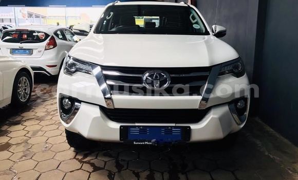 Buy Used Toyota Hilux White Car in Beitbridge in Matabeleland South Buy Used Toyota Hilux White Car in Beitbridge in Matabeleland South