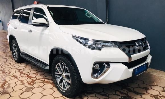 Buy Used Toyota Hilux White Car in Beitbridge in Matabeleland South Buy Used Toyota Hilux White Car in Beitbridge in Matabeleland South
