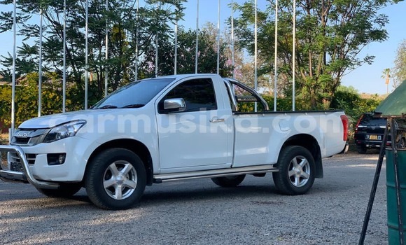 Tenga Tsaru Isuzu KB Chena Mota in Harare in Harare