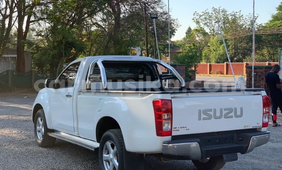 Tenga Tsaru Isuzu KB Chena Mota in Harare in Harare Tenga Tsaru Isuzu KB Chena Mota in Harare in Harare