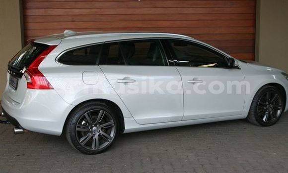 Acheter Occasion Voiture Volvo V60 Beige à Beitbridge, Matabeleland South Acheter Occasion Voiture Volvo V60 Beige à Beitbridge, Matabeleland South