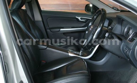 Acheter Occasion Voiture Volvo V60 Beige à Beitbridge, Matabeleland South Acheter Occasion Voiture Volvo V60 Beige à Beitbridge, Matabeleland South