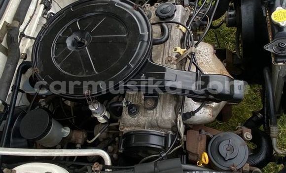 Acheter Occasion Voiture Mazda 323 Blanc à Beitbridge, Matabeleland South Acheter Occasion Voiture Mazda 323 Blanc à Beitbridge, Matabeleland South