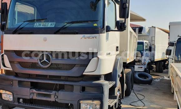 Nunua Ilio tumika Mercedes‒Benz Tipper Nyeupe Lori ndani ya Beitbridge nchini Matabeleland Kusini Nunua Ilio tumika Mercedes‒Benz Tipper Nyeupe Lori ndani ya Beitbridge nchini Matabeleland Kusini