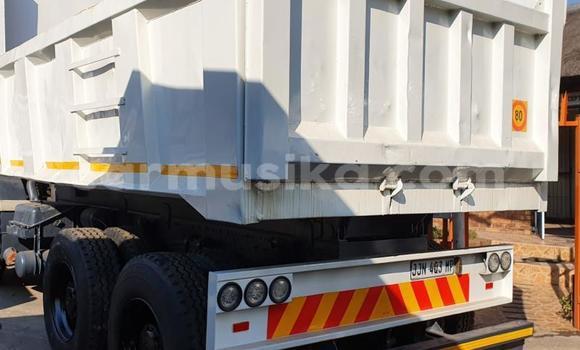 Nunua Ilio tumika Mercedes‒Benz Tipper Nyeupe Lori ndani ya Beitbridge nchini Matabeleland Kusini Nunua Ilio tumika Mercedes‒Benz Tipper Nyeupe Lori ndani ya Beitbridge nchini Matabeleland Kusini