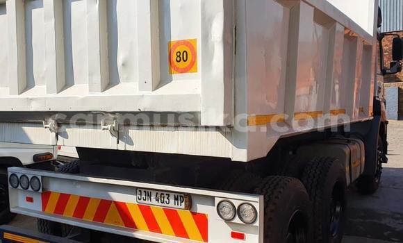 Nunua Ilio tumika Mercedes‒Benz Tipper Nyeupe Lori ndani ya Beitbridge nchini Matabeleland Kusini Nunua Ilio tumika Mercedes‒Benz Tipper Nyeupe Lori ndani ya Beitbridge nchini Matabeleland Kusini