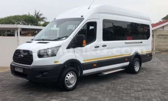 Acheter Occasion Voiture Ford Tourneo Custom Blanc à Beitbridge, Matabeleland South Acheter Occasion Voiture Ford Tourneo Custom Blanc à Beitbridge, Matabeleland South