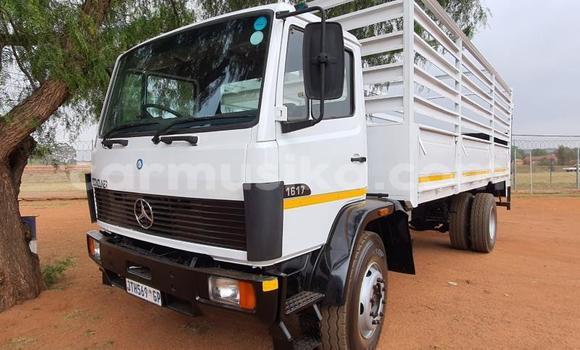 Nunua Ilio tumika Mercedes‒Benz Truck Nyeupe Lori ndani ya Beitbridge nchini Matabeleland Kusini