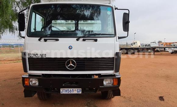 Buy Used Mercedes‒Benz Truck White Truck in Beitbridge in Matabeleland South Buy Used Mercedes‒Benz Truck White Truck in Beitbridge in Matabeleland South