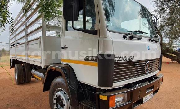 Buy Used Mercedes‒Benz Truck White Truck in Beitbridge in Matabeleland South Buy Used Mercedes‒Benz Truck White Truck in Beitbridge in Matabeleland South