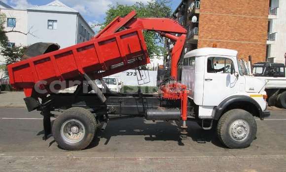 Tenga Tsaru Mercedes‒Benz 117 Zvimwe Rori in Beitbridge in Matabeleland South Tenga Tsaru Mercedes‒Benz 117 Zvimwe Rori in Beitbridge in Matabeleland South