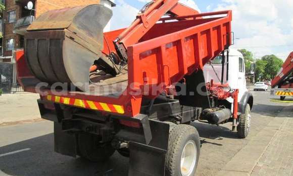 Tenga Tsaru Mercedes‒Benz 117 Zvimwe Rori in Beitbridge in Matabeleland South Tenga Tsaru Mercedes‒Benz 117 Zvimwe Rori in Beitbridge in Matabeleland South