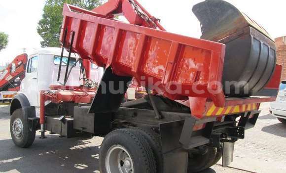 Tenga Tsaru Mercedes‒Benz 117 Zvimwe Rori in Beitbridge in Matabeleland South Tenga Tsaru Mercedes‒Benz 117 Zvimwe Rori in Beitbridge in Matabeleland South