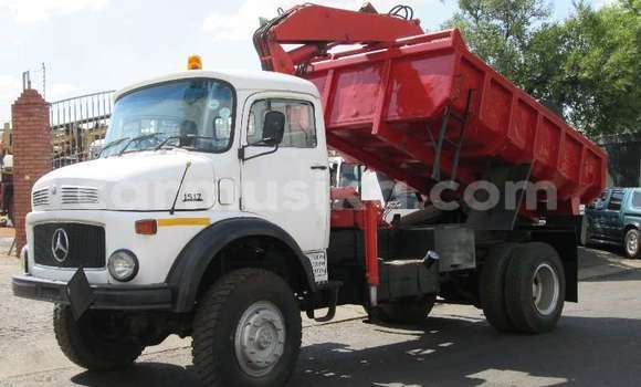 Tenga Tsaru Mercedes‒Benz 117 Zvimwe Rori in Beitbridge in Matabeleland South Tenga Tsaru Mercedes‒Benz 117 Zvimwe Rori in Beitbridge in Matabeleland South