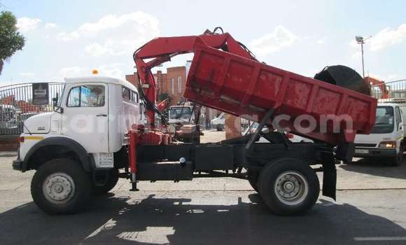 Tenga Tsaru Mercedes‒Benz 117 Zvimwe Rori in Beitbridge in Matabeleland South Tenga Tsaru Mercedes‒Benz 117 Zvimwe Rori in Beitbridge in Matabeleland South