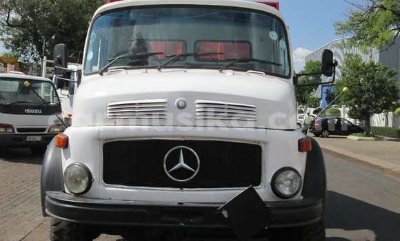 Tenga Tsaru Mercedes‒Benz 117 Zvimwe Rori in Beitbridge in Matabeleland South Tenga Tsaru Mercedes‒Benz 117 Zvimwe Rori in Beitbridge in Matabeleland South