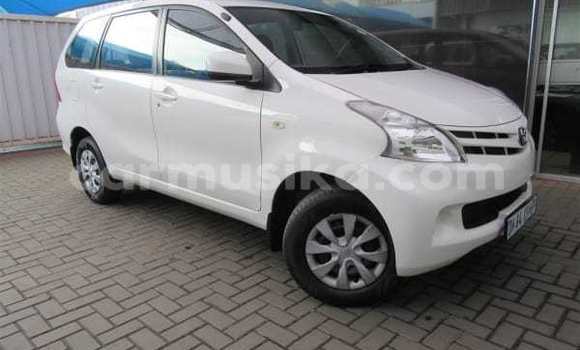 Buy Used Toyota Avanza White Car in Beitbridge in Matabeleland South