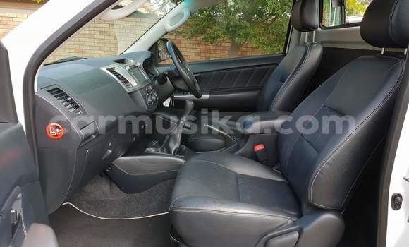 Buy Used Toyota Hilux White Car in Beitbridge in Matabeleland South Buy Used Toyota Hilux White Car in Beitbridge in Matabeleland South