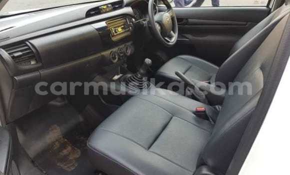 Tenga Tsaru Toyota Hilux Chena Mota in Beitbridge in Matabeleland South Tenga Tsaru Toyota Hilux Chena Mota in Beitbridge in Matabeleland South