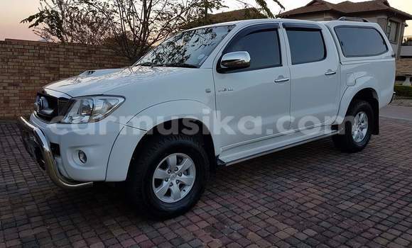 Tenga Tsaru Toyota Hilux Chena Mota in Beitbridge in Matabeleland South Tenga Tsaru Toyota Hilux Chena Mota in Beitbridge in Matabeleland South