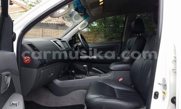 Buy Used Toyota Hilux White Car in Beitbridge in Matabeleland South Buy Used Toyota Hilux White Car in Beitbridge in Matabeleland South