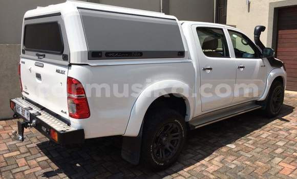 Tenga Tsaru Toyota Hilux Chena Mota in Beitbridge in Matabeleland South Tenga Tsaru Toyota Hilux Chena Mota in Beitbridge in Matabeleland South