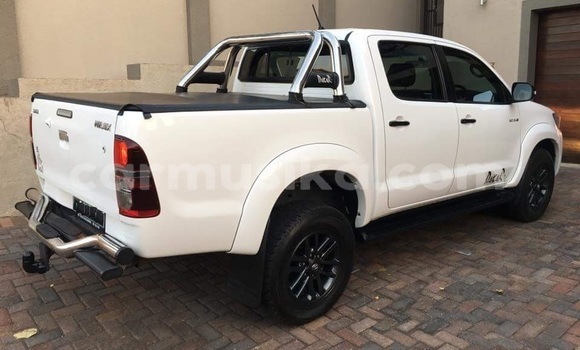 Buy Used Toyota Hilux White Car in Beitbridge in Matabeleland South Buy Used Toyota Hilux White Car in Beitbridge in Matabeleland South