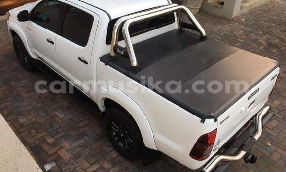 Buy Used Toyota Hilux White Car in Beitbridge in Matabeleland South Buy Used Toyota Hilux White Car in Beitbridge in Matabeleland South