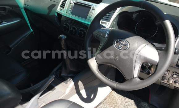 Buy Used Toyota Hilux White Car in Beitbridge in Matabeleland South Buy Used Toyota Hilux White Car in Beitbridge in Matabeleland South