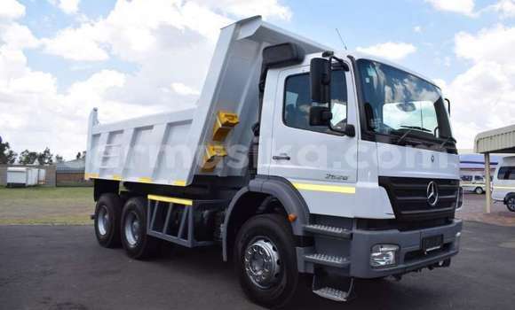 Tenga Tsaru Mercedes‒Benz Tipper Chena Rori in Beitbridge in Matabeleland South Tenga Tsaru Mercedes‒Benz Tipper Chena Rori in Beitbridge in Matabeleland South