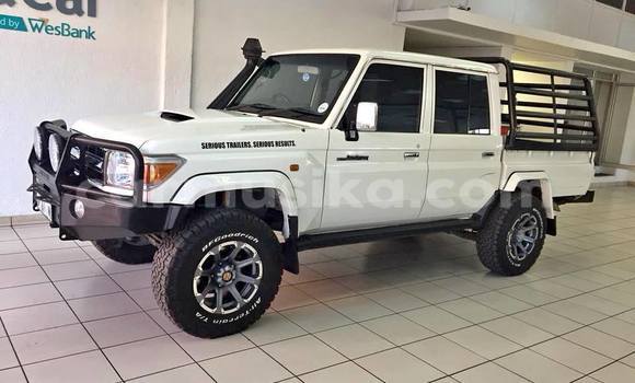 Buy Used Toyota Land Cruiser White Car in Beitbridge in Matabeleland South
