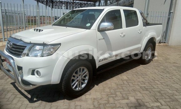 Tenga Tsaru Toyota Hilux Chena Mota in Beitbridge in Matabeleland South Tenga Tsaru Toyota Hilux Chena Mota in Beitbridge in Matabeleland South