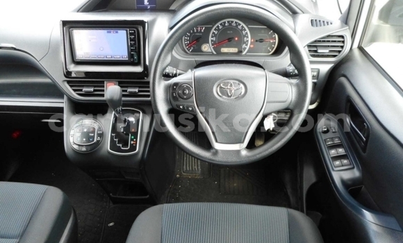 Acheter Occasion Voiture Toyota Noah Gris à Beitbridge, Matabeleland South Acheter Occasion Voiture Toyota Noah Gris à Beitbridge, Matabeleland South