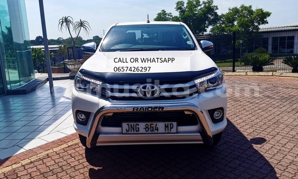 Buy Used Toyota Hilux White Car in Belvedere in Harare
