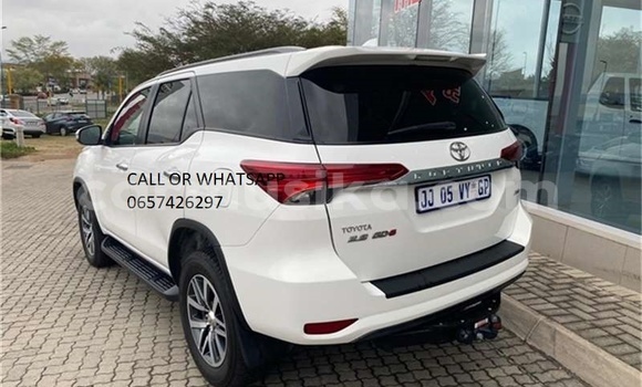 Nunua Ilio tumika Toyota Fortuner Nyeupe Gari ndani ya Beitbridge nchini Matabeleland Kusini Nunua Ilio tumika Toyota Fortuner Nyeupe Gari ndani ya Beitbridge nchini Matabeleland Kusini