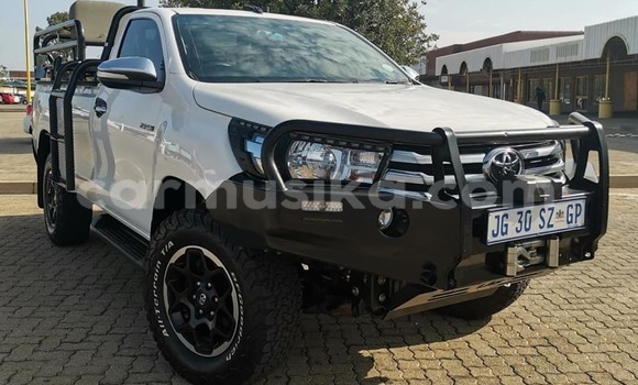 Buy Used Toyota Hilux White Car in Beitbridge in Matabeleland South