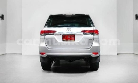 Nunua Ilio tumika Toyota Fortuner Nyeupe Gari ndani ya Beitbridge nchini Matabeleland Kusini Nunua Ilio tumika Toyota Fortuner Nyeupe Gari ndani ya Beitbridge nchini Matabeleland Kusini