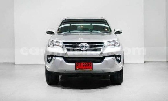 Nunua Ilio tumika Toyota Fortuner Nyeupe Gari ndani ya Beitbridge nchini Matabeleland Kusini Nunua Ilio tumika Toyota Fortuner Nyeupe Gari ndani ya Beitbridge nchini Matabeleland Kusini