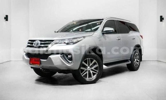 Nunua Ilio tumika Toyota Fortuner Nyeupe Gari ndani ya Beitbridge nchini Matabeleland Kusini Nunua Ilio tumika Toyota Fortuner Nyeupe Gari ndani ya Beitbridge nchini Matabeleland Kusini