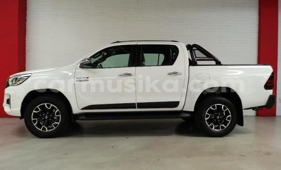 Tenga Tsaru Toyota Hilux Chena Mota in Beitbridge in Matabeleland South Tenga Tsaru Toyota Hilux Chena Mota in Beitbridge in Matabeleland South