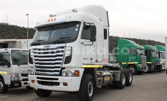 Nunua Ilio tumika Caterpillar 120 Nyeupe Lori ndani ya Harare nchini Harare