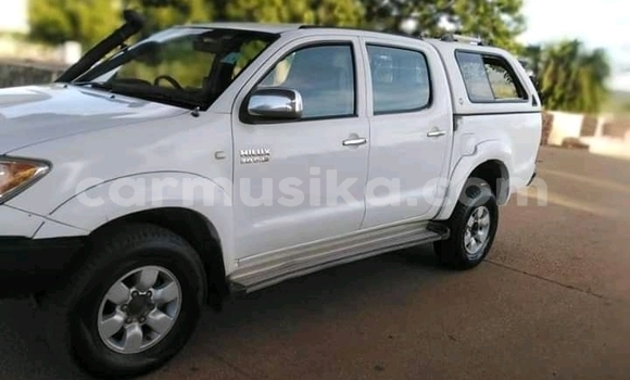 Tenga Tsaru Toyota Hilux Chena Mota in Masvingo in Masvingo Tenga Tsaru Toyota Hilux Chena Mota in Masvingo in Masvingo