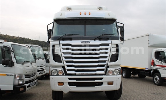 Acheter Occasion Utilitaire Caterpillar 120 Blanc à Harare, Harare Acheter Occasion Utilitaire Caterpillar 120 Blanc à Harare, Harare