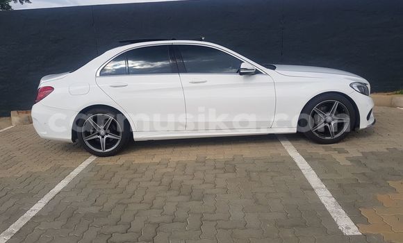 Tenga Tsaru Mercedes‒Benz 200 Chena Mota in Beitbridge in Matabeleland South Tenga Tsaru Mercedes‒Benz 200 Chena Mota in Beitbridge in Matabeleland South