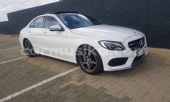 Tenga Tsaru Mercedes‒Benz 200 Chena Mota in Beitbridge in Matabeleland South Tenga Tsaru Mercedes‒Benz 200 Chena Mota in Beitbridge in Matabeleland South