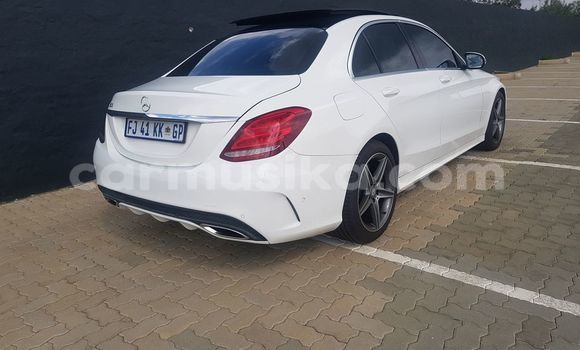 Tenga Tsaru Mercedes‒Benz 200 Chena Mota in Beitbridge in Matabeleland South Tenga Tsaru Mercedes‒Benz 200 Chena Mota in Beitbridge in Matabeleland South