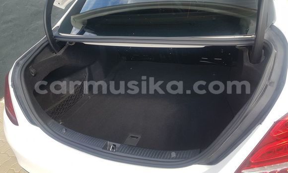 Tenga Tsaru Mercedes‒Benz 200 Chena Mota in Beitbridge in Matabeleland South Tenga Tsaru Mercedes‒Benz 200 Chena Mota in Beitbridge in Matabeleland South